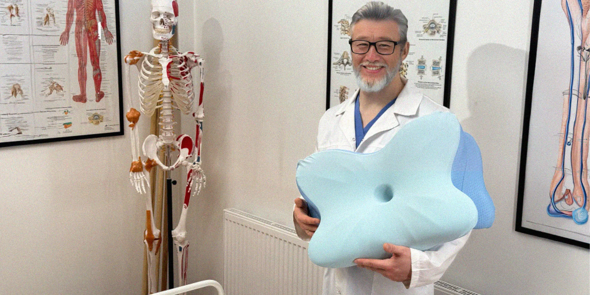 Especialista apresentando o travesseiro de contorno cervical